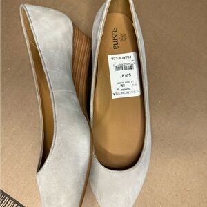 Susina gray suede Wedge Shoes, New in box NIB, from Nordstrom sz 8. Comfortable!